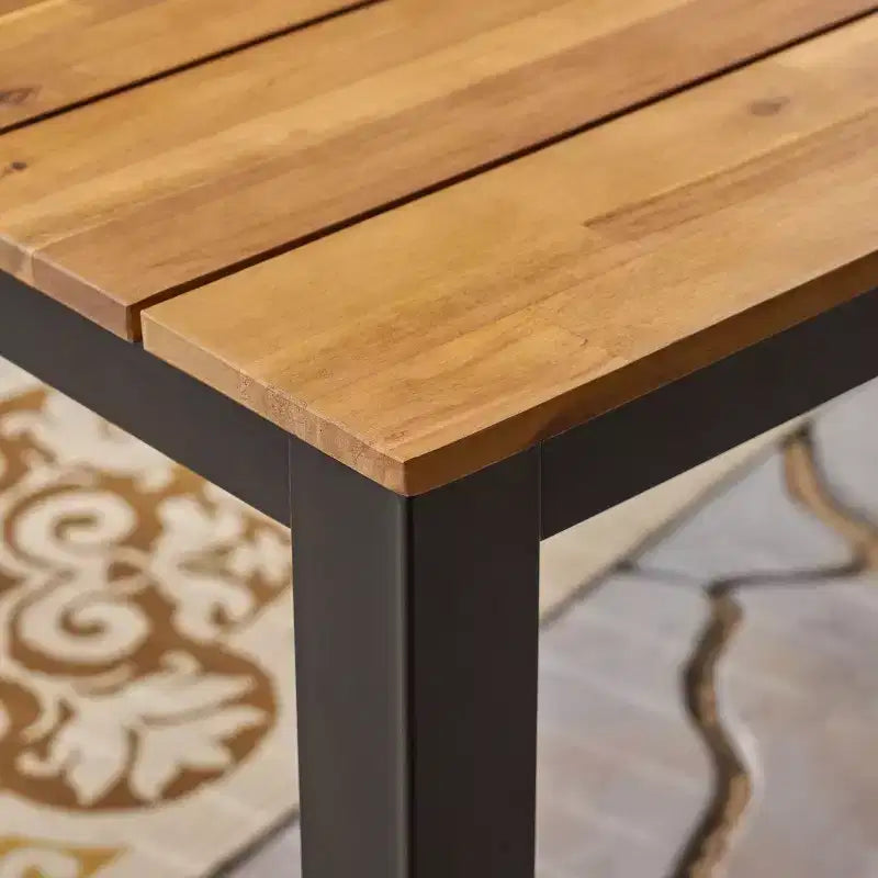 Tavolo da pranzo rettangolare da esterno Okak Farmhouse con piano in legno di acacia, tavolo da pranzo da patio con struttura in metallo, tavolo da esterno per giardino, cortile, nero
