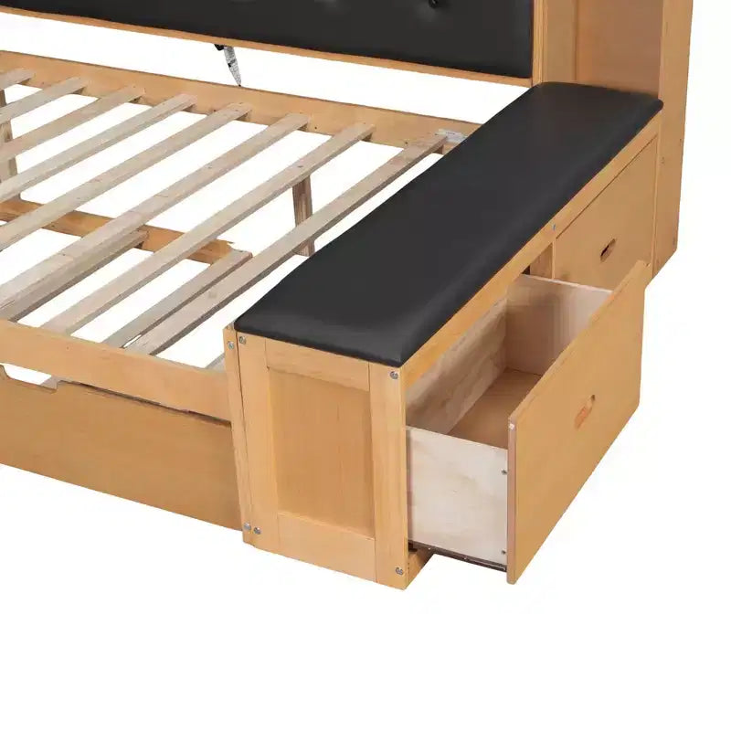 Struttura letto a giorno in legno di Whisen a grandezza naturale con letto estraibile, ripiani, panca e testiera imbottita