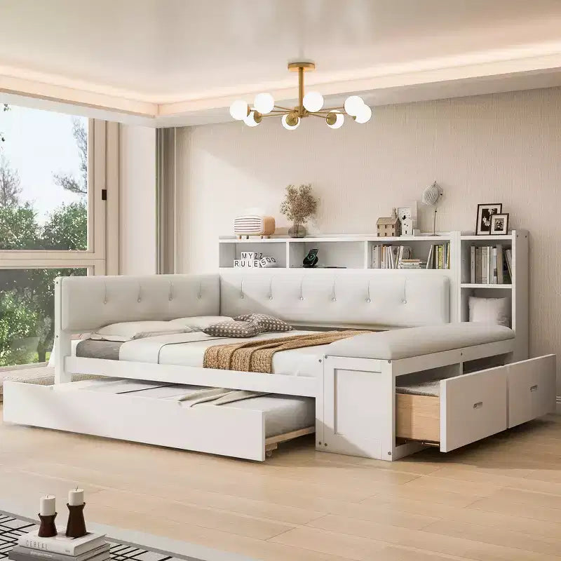 Struttura letto a giorno in legno di Whisen a grandezza naturale con letto estraibile, ripiani, panca e testiera imbottita