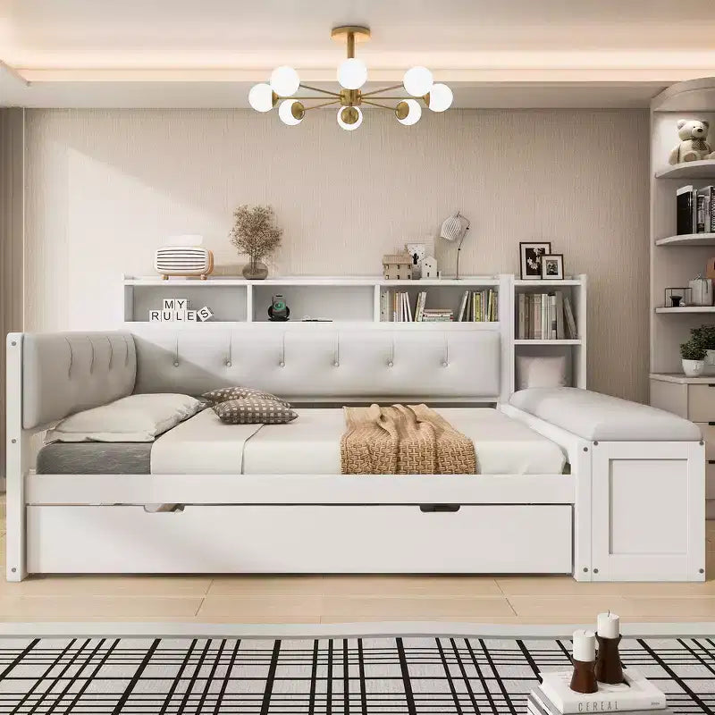 Struttura letto a giorno in legno di Whisen a grandezza naturale con letto estraibile, ripiani, panca e testiera imbottita