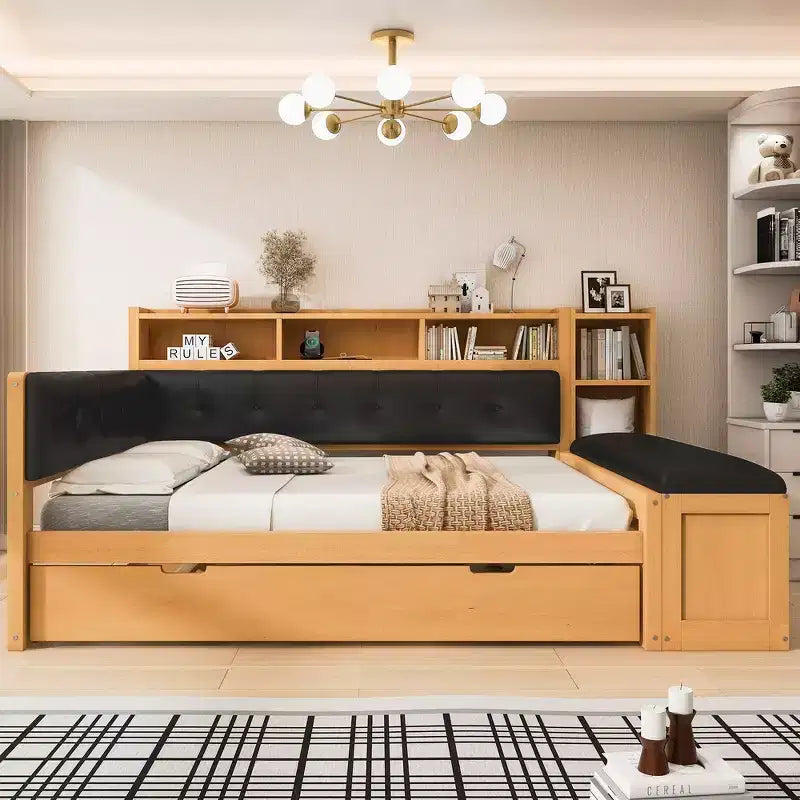 Struttura letto a giorno in legno di Whisen a grandezza naturale con letto estraibile, ripiani, panca e testiera imbottita