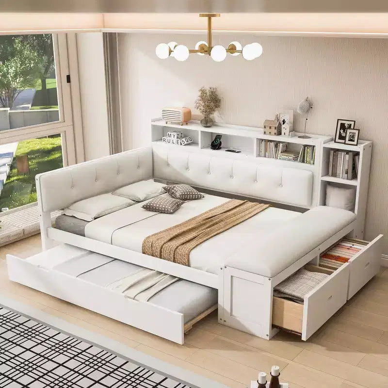 Struttura letto a giorno in legno di Whisen a grandezza naturale con letto estraibile, ripiani, panca e testiera imbottita