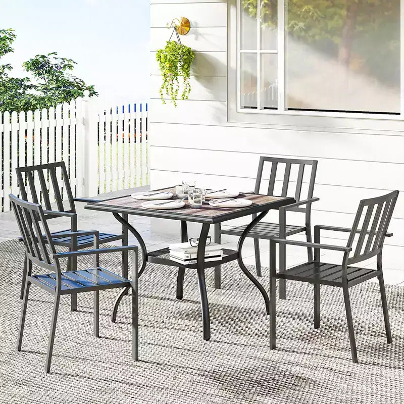 Tavolo da pranzo da esterno Outsunny per 4 persone, tavolo da patio quadrato da 94 cm con foro per ombrellone, ripiano portaoggetti e piano in finto legno per giardino, cortile, terrazza, grigio