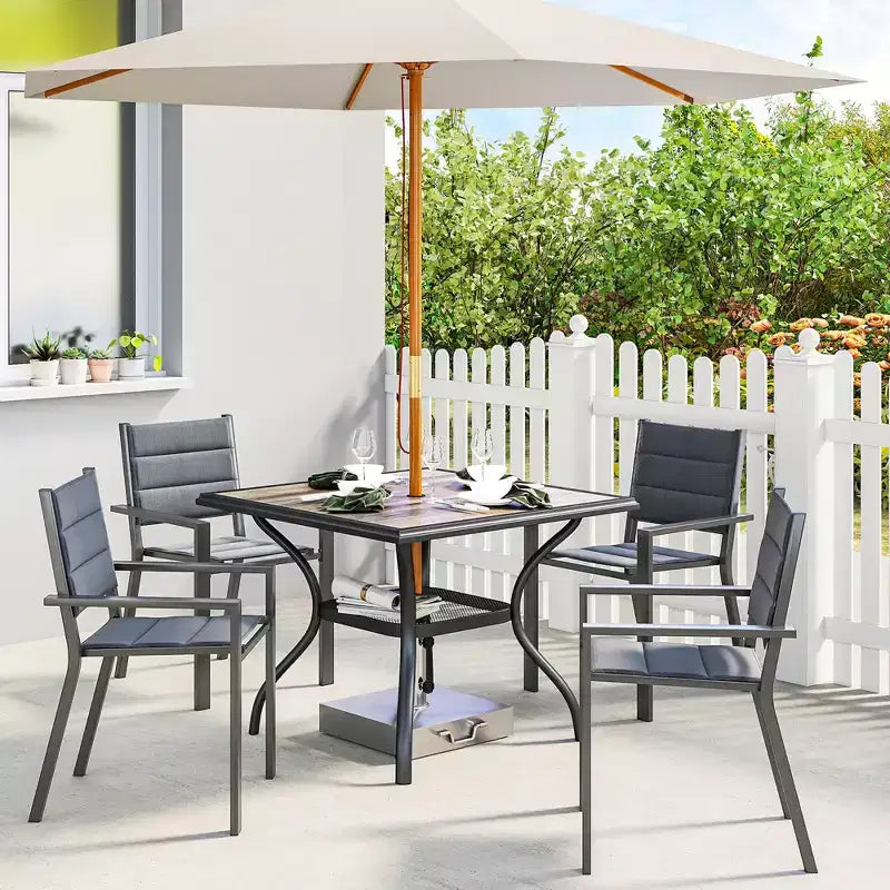 Tavolo da pranzo da esterno Outsunny per 4 persone, tavolo da patio quadrato da 94 cm con foro per ombrellone, ripiano portaoggetti e piano in finto legno per giardino, cortile, terrazza, grigio