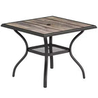 Tavolo da pranzo da esterno Outsunny per 4 persone, tavolo da patio quadrato da 94 cm con foro per ombrellone, ripiano portaoggetti e piano in finto legno per giardino, cortile, terrazza, grigio