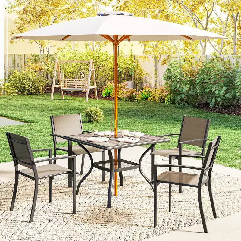 Tavolo da pranzo da esterno Outsunny per 4 persone, tavolo da patio quadrato da 94 cm con foro per ombrellone, ripiano portaoggetti e piano in finto legno per giardino, cortile, terrazza, grigio