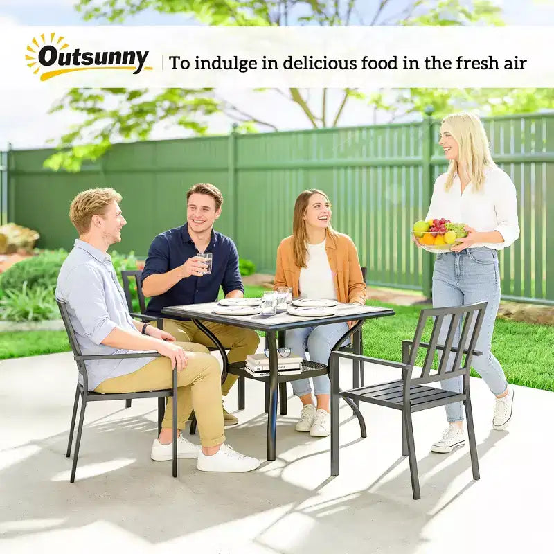 Tavolo da pranzo da esterno Outsunny per 4 persone, tavolo da patio quadrato da 94 cm con foro per ombrellone, ripiano portaoggetti e piano in finto legno per giardino, cortile, terrazza, grigio