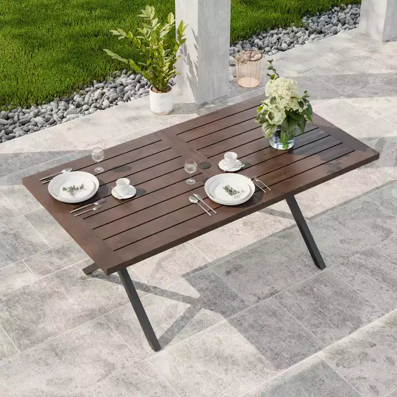 Tavolo da pranzo per esterni EAGLE PEAK a 6 posti con foro per ombrellone, tavolo da patio in legno naturale e acciaio per giardino, terrazza e cortile Marrone