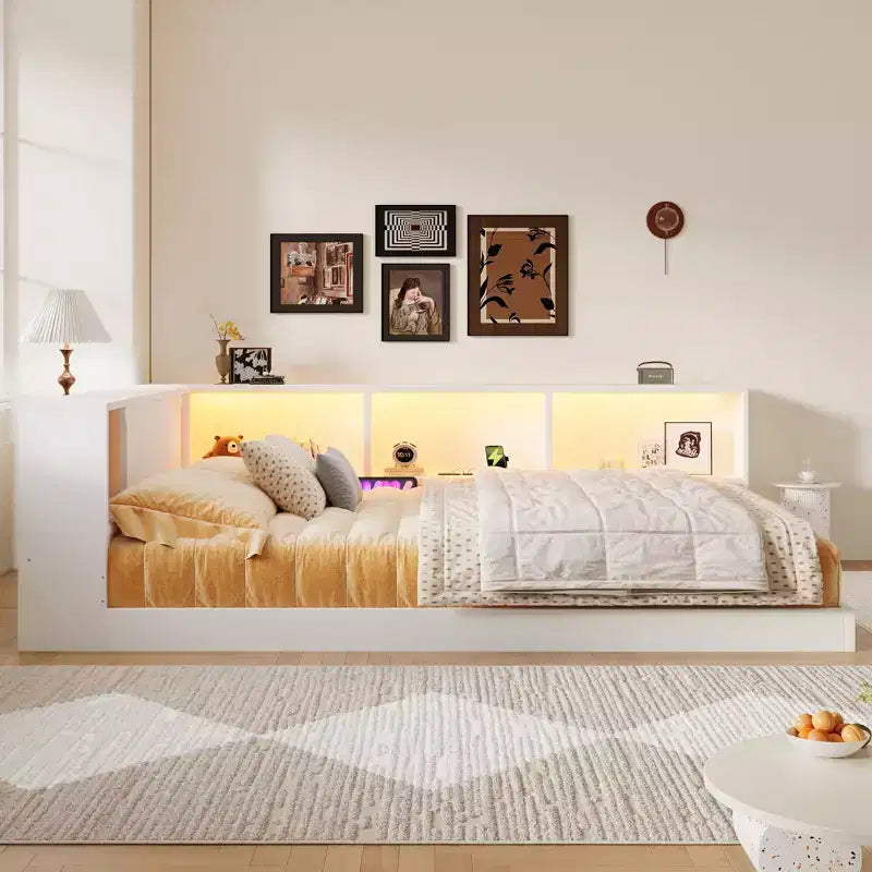 Divano letto in legno Queen Size ModernLuxe con mensole portaoggetti, Struttura letto a piattaforma moderna con USB e LED