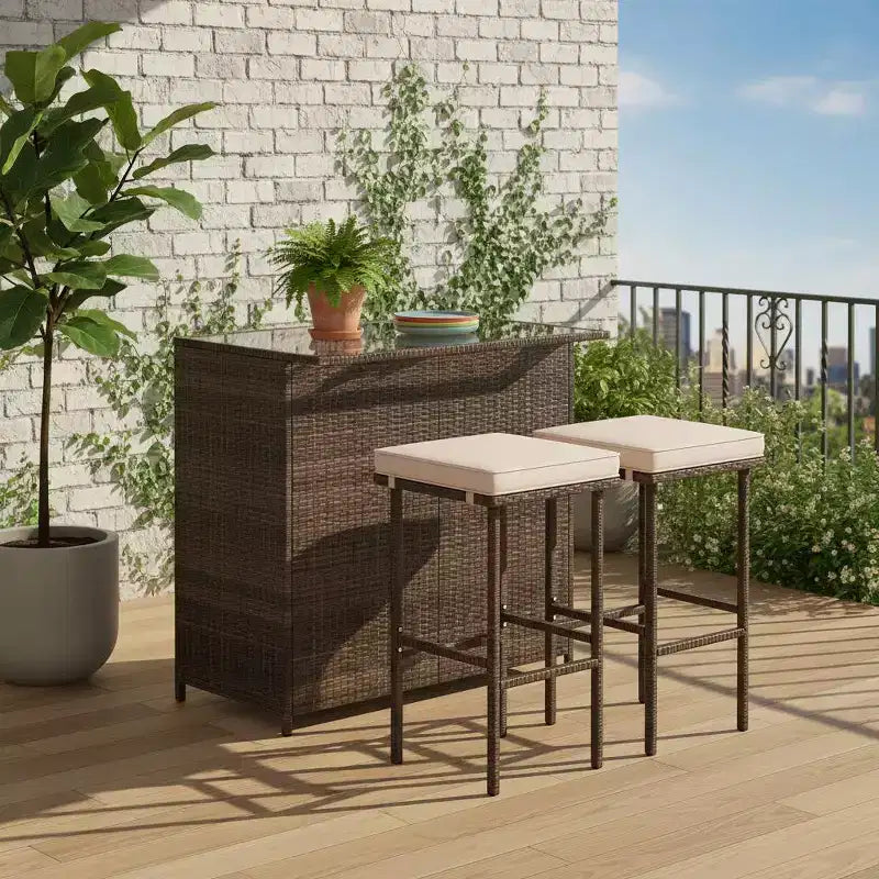 Gymax Set da Bar 3 Pezzi per Esterni Tavolo Rettangolare da 39" con 2 Sgabelli Imbottiti Morbidi Cuscini Rimovibili Piano in Vetro Temperato e 2 Ripiani Portaoggetti Beige/Rosso