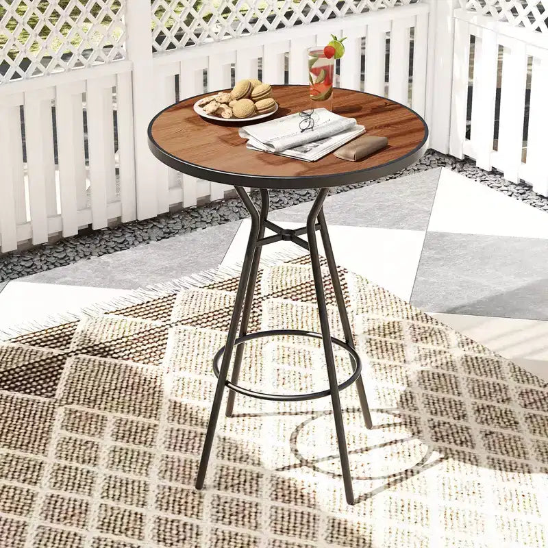 Costway Tavolino da Bar per Esterni da 71 cm con Piano Effetto Legno, Foro per Ombrellone e Poggiapiedi per Giardino