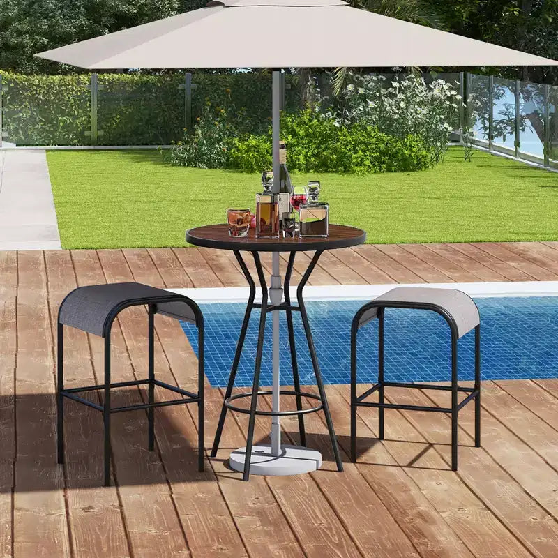 Costway Tavolino da Bar per Esterni da 71 cm con Piano Effetto Legno, Foro per Ombrellone e Poggiapiedi per Giardino