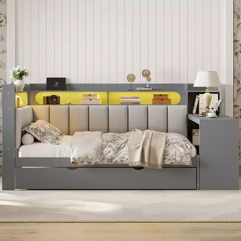 Letto a giorno angolare full size con ripiani contenitori e letto estraibile, letto angolare in legno con stazione di ricarica e luce LED, scrivania e testiera e schienale imbottiti
