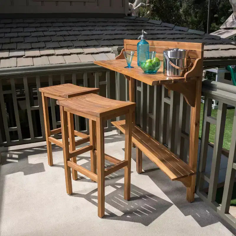 GDFStudio Pranav Set da bar moderno da balcone a 3 pezzi in legno di acacia con tavolo a doghe con ripiano inferiore e 2 sgabelli