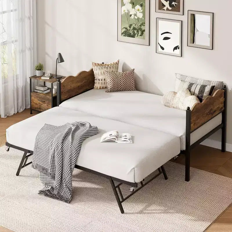 Daybed singolo con letto estraibile, struttura in metallo con testiera ondulata effetto legno, ruote bloccabili, divano letto salvaspazio, nessun box spring necessario