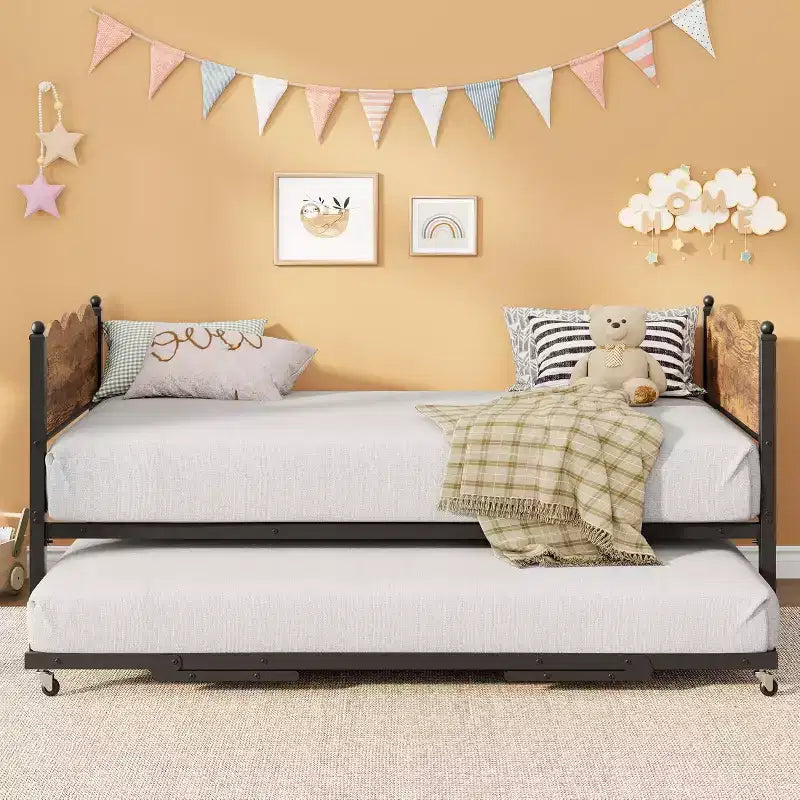Daybed singolo con letto estraibile, struttura in metallo con testiera ondulata effetto legno, ruote bloccabili, divano letto salvaspazio, nessun box spring necessario