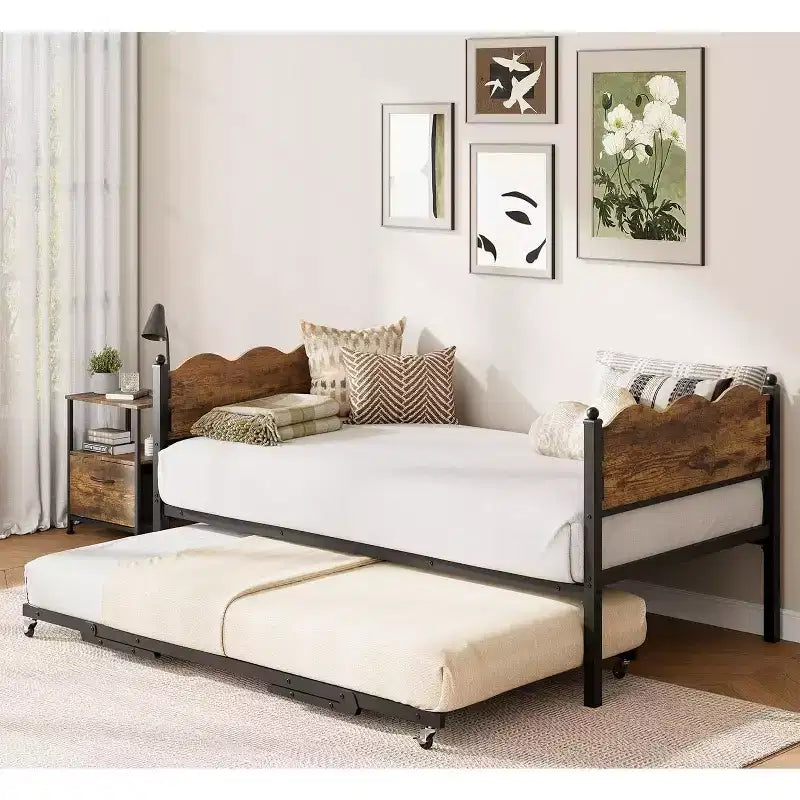 Daybed singolo con letto estraibile, struttura in metallo con testiera ondulata effetto legno, ruote bloccabili, divano letto salvaspazio, nessun box spring necessario