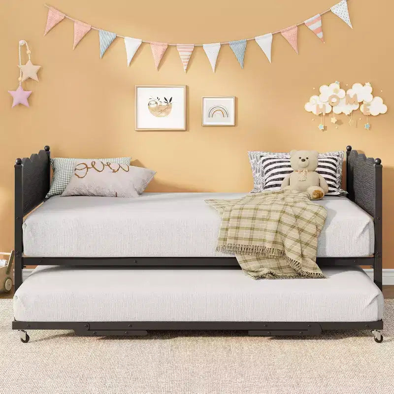 Daybed singolo con letto estraibile, struttura in metallo con testiera ondulata effetto legno, ruote bloccabili, divano letto salvaspazio, nessun box spring necessario