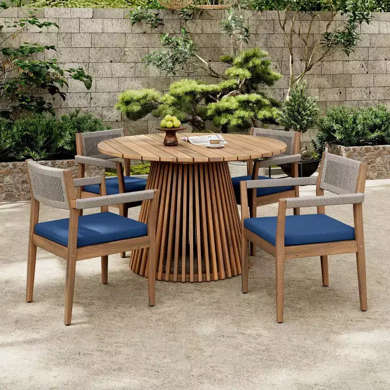 Set da pranzo da esterno con piedistallo rotondo, tavolo in legno di acacia a 5 pezzi con piano a doghe e 4 sedie con schienale intrecciato con cuscini per patio-Panipeachy