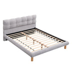 Letto a piattaforma imbottito in ciniglia grigia con testiera a biscotto, Full/Queen/King