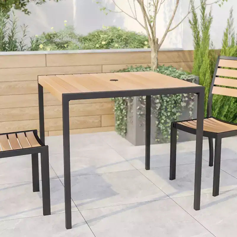 Tavolo da pranzo da patio Emma e Oliver 30 x 48 per tutte le stagioni in finto teak con struttura in acciaio - 4 posti a sedere