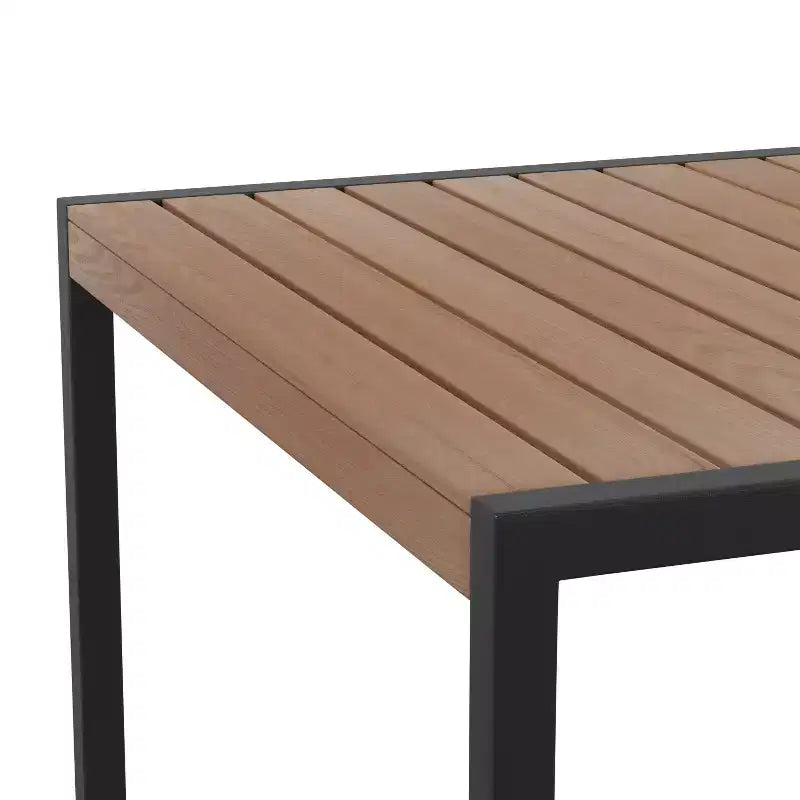 Tavolo da pranzo da patio Emma e Oliver 30 x 48 per tutte le stagioni in finto teak con struttura in acciaio - 4 posti a sedere