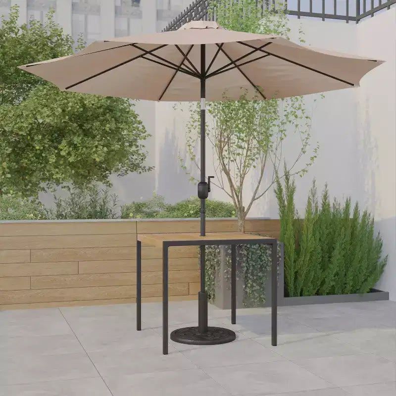 Set da tavolo da patio Emma and Oliver da 3 pezzi - Tavolo da pranzo in teak sintetico con foro per ombrellone e ombrellone con base zavorrata