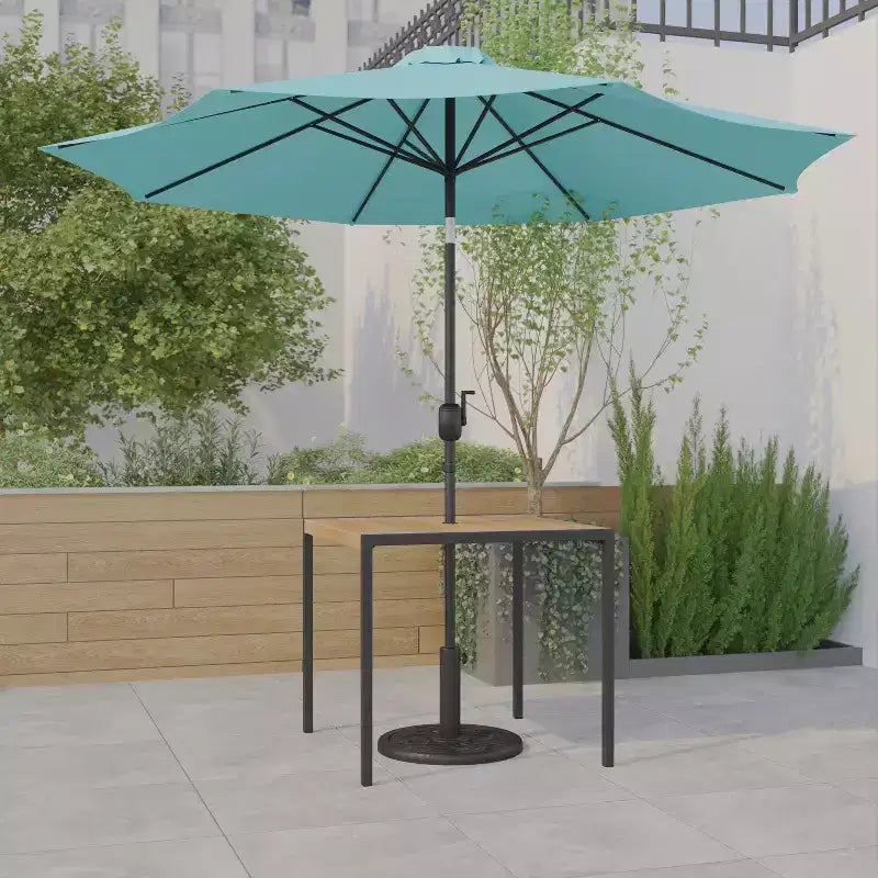 Set da tavolo da patio Emma and Oliver da 3 pezzi - Tavolo da pranzo in teak sintetico con foro per ombrellone e ombrellone con base zavorrata