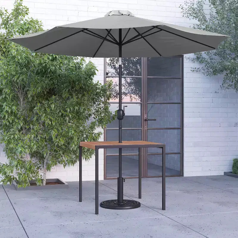 Merrick Lane - Tavolo da pranzo quadrato in finto teak da esterno con struttura in acciaio verniciato a polvere, ombrellone regolabile da 2,7 m e base