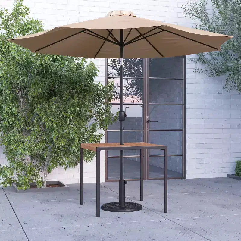 Merrick Lane - Tavolo da pranzo quadrato in finto teak da esterno con struttura in acciaio verniciato a polvere, ombrellone regolabile da 2,7 m e base