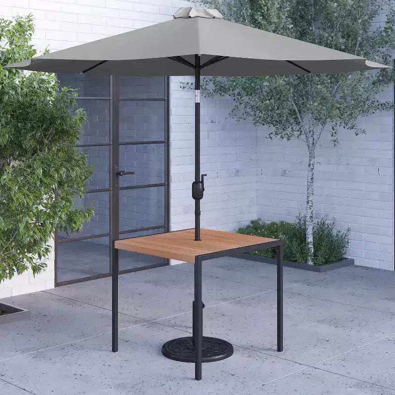 Merrick Lane - Tavolo da pranzo quadrato in finto teak da esterno con struttura in acciaio verniciato a polvere, ombrellone regolabile da 2,7 m e base