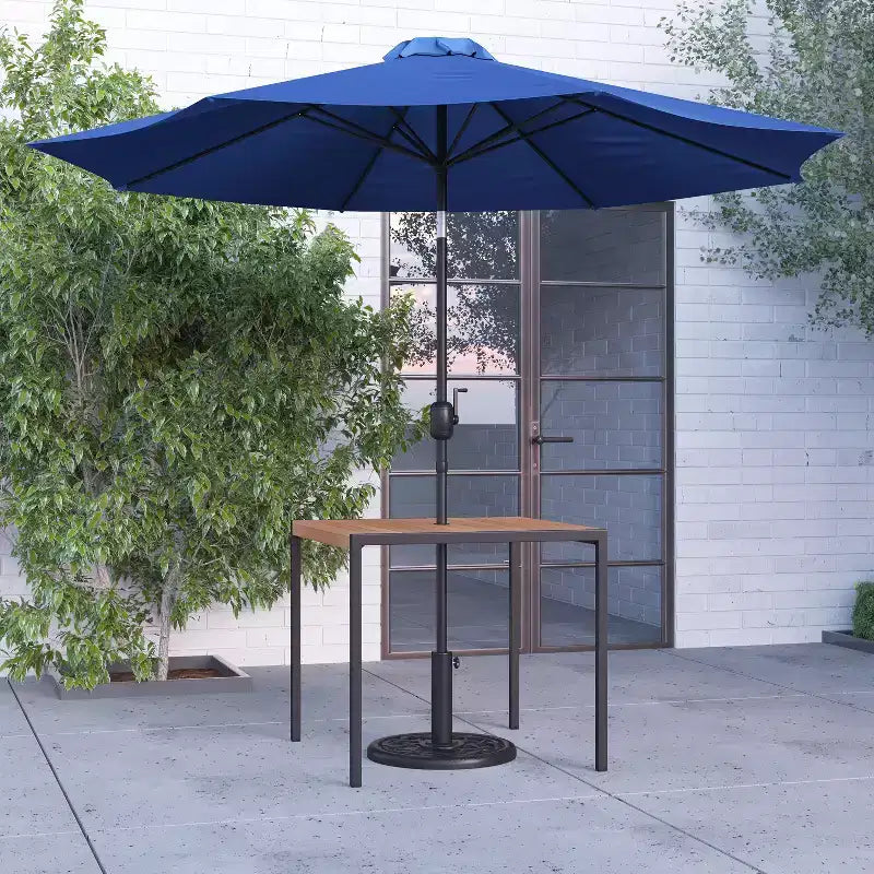 Merrick Lane - Tavolo da pranzo quadrato in finto teak da esterno con struttura in acciaio verniciato a polvere, ombrellone regolabile da 2,7 m e base