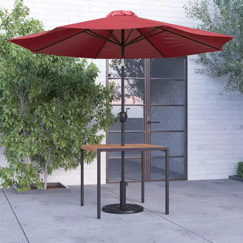 Merrick Lane - Tavolo da pranzo quadrato in finto teak da esterno con struttura in acciaio verniciato a polvere, ombrellone regolabile da 2,7 m e base
