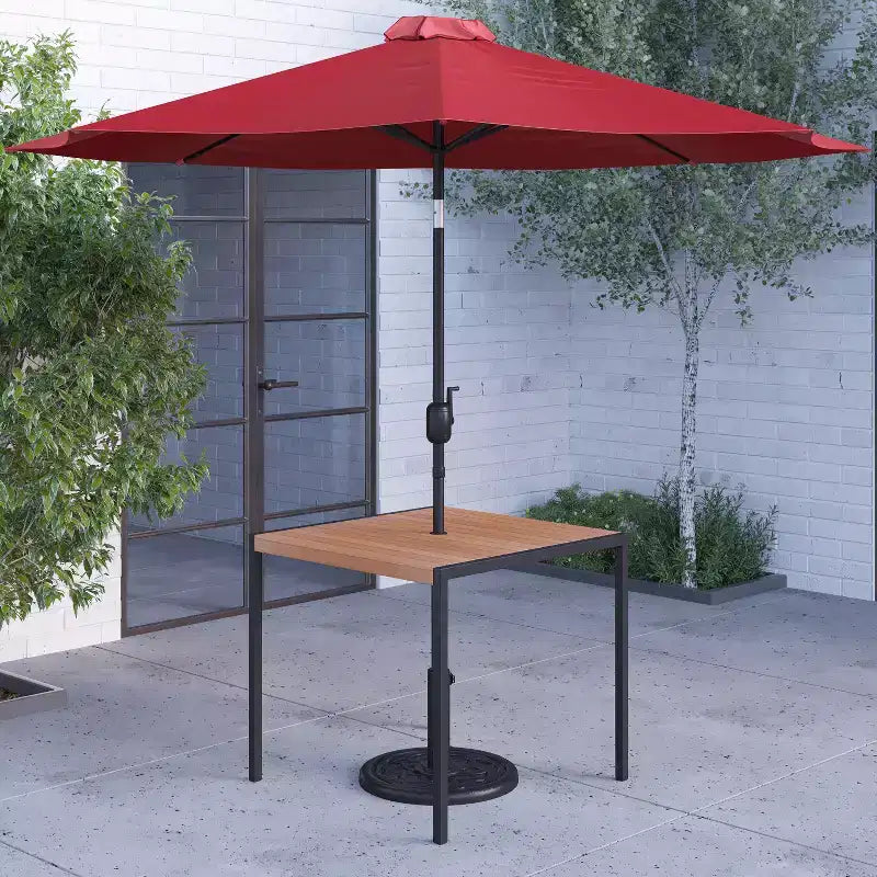 Merrick Lane - Tavolo da pranzo quadrato in finto teak da esterno con struttura in acciaio verniciato a polvere, ombrellone regolabile da 2,7 m e base