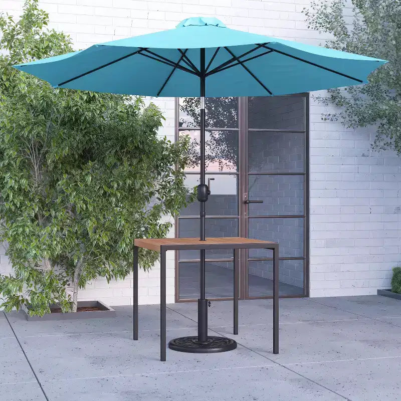 Merrick Lane - Tavolo da pranzo quadrato in finto teak da esterno con struttura in acciaio verniciato a polvere, ombrellone regolabile da 2,7 m e base