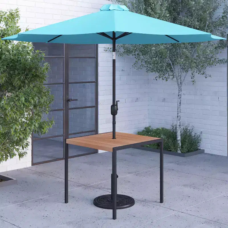 Merrick Lane - Tavolo da pranzo quadrato in finto teak da esterno con struttura in acciaio verniciato a polvere, ombrellone regolabile da 2,7 m e base