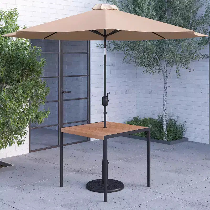 Merrick Lane - Tavolo da pranzo quadrato in finto teak da esterno con struttura in acciaio verniciato a polvere, ombrellone regolabile da 2,7 m e base