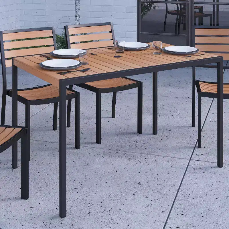 Tavolo da pranzo da esterno Merrick Lane 30 x 48 con piano a doghe in poli finto teak e telaio in acciaio verniciato a polvere