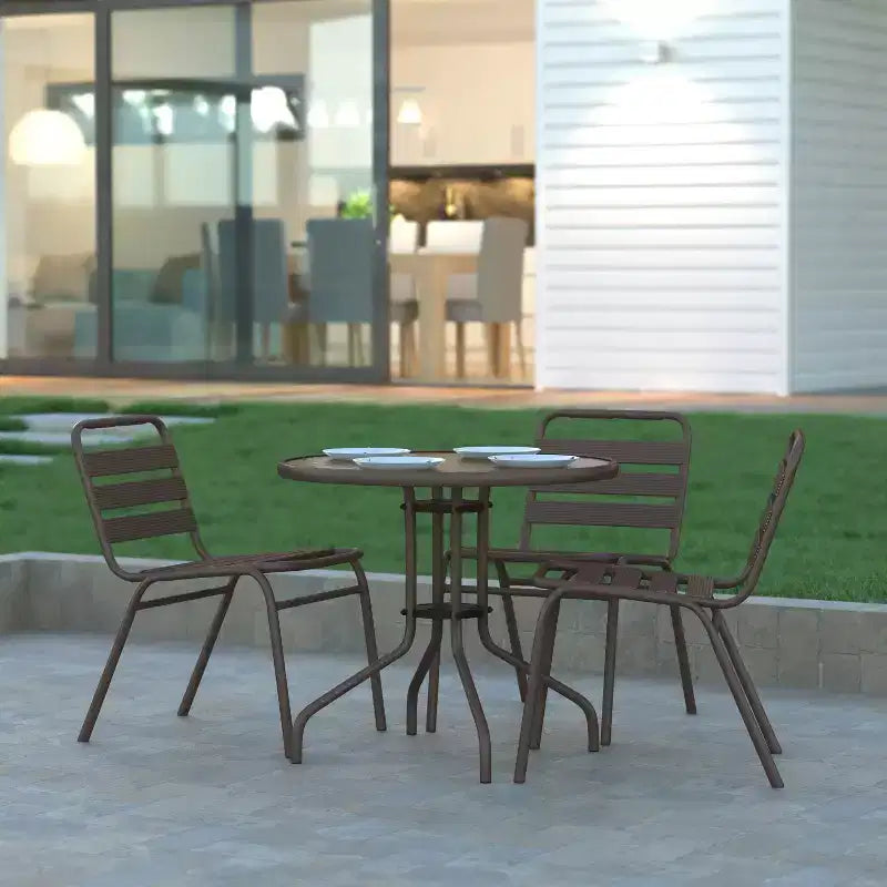 Tavolo rotondo Emma and Oliver 31.5 in metallo e vetro temperato con superficie liscia dal design a increspature
