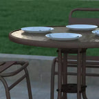 Tavolo rotondo Emma and Oliver 31.5 in metallo e vetro temperato con superficie liscia dal design a increspature
