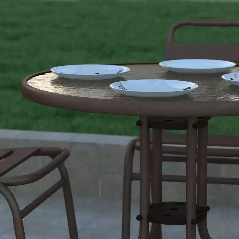 Tavolo rotondo Emma and Oliver 31.5 in metallo e vetro temperato con superficie liscia dal design a increspature