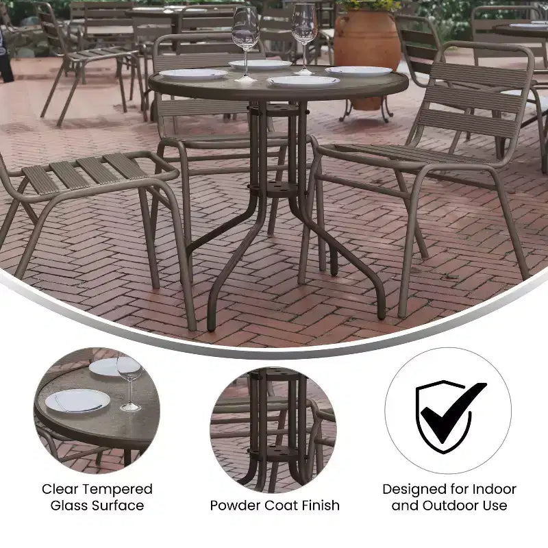 Tavolo rotondo Emma and Oliver 31.5 in metallo e vetro temperato con superficie liscia dal design a increspature
