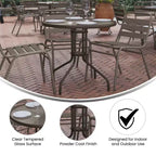 Tavolo rotondo Emma and Oliver 31.5 in metallo e vetro temperato con superficie liscia dal design a increspature