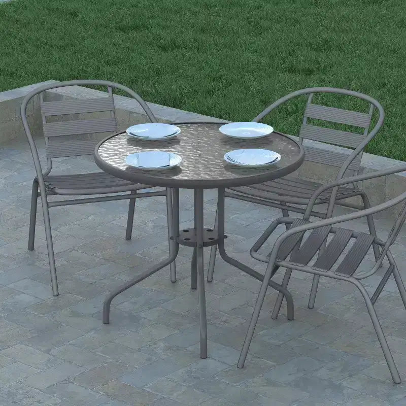 Tavolo rotondo Emma and Oliver 31.5 in metallo e vetro temperato con superficie liscia dal design a increspature