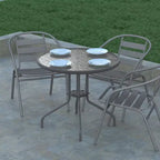 Tavolo rotondo Emma and Oliver 31.5 in metallo e vetro temperato con superficie liscia dal design a increspature