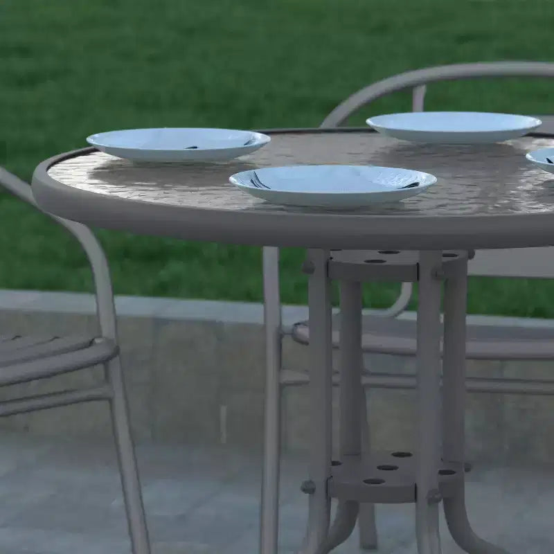 Tavolo rotondo Emma and Oliver 31.5 in metallo e vetro temperato con superficie liscia dal design a increspature