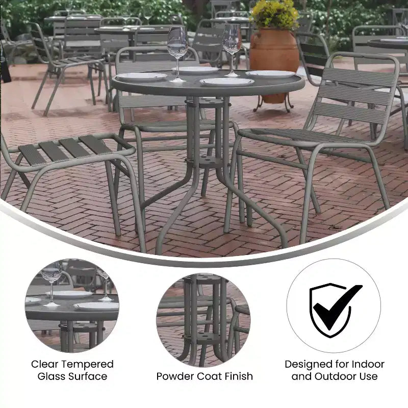Tavolo rotondo Emma and Oliver 31.5 in metallo e vetro temperato con superficie liscia dal design a increspature