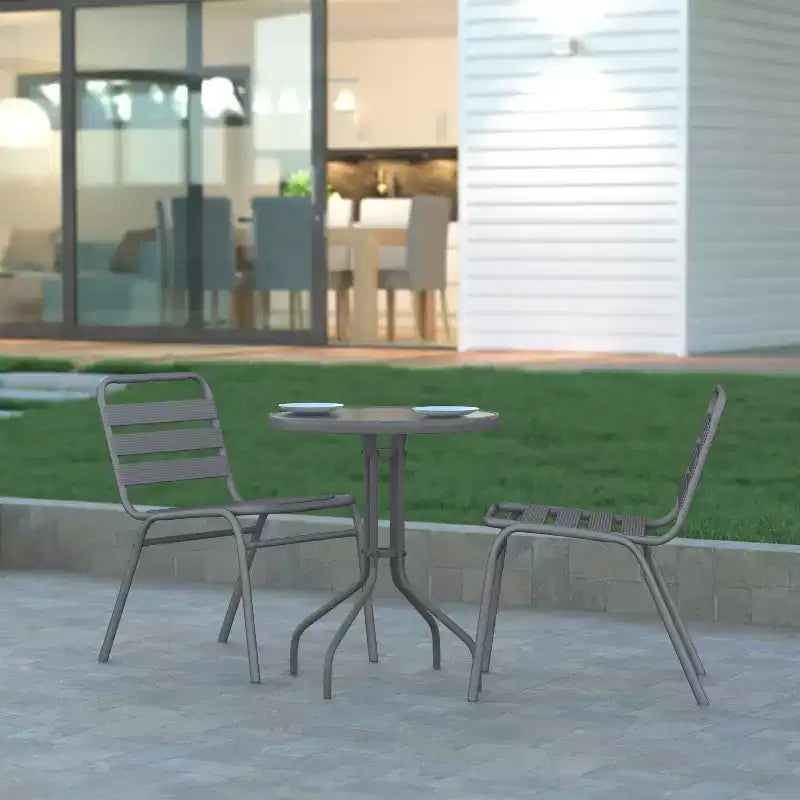 Tavolo rotondo Emma e Oliver 23,75 in metallo con piano in vetro temperato e motivo a onde lisce