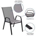 Tavolo da patio Emma e Oliver a cinque pezzi con tavolo rotondo in metallo con piano in vetro temperato e 4 sedie impilabili Flex Comfort