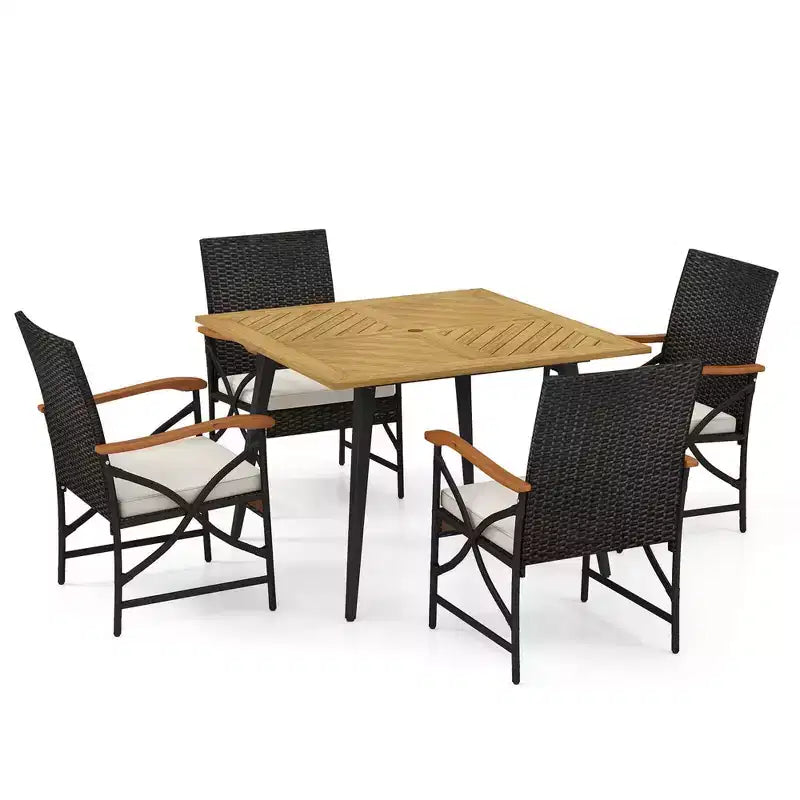 Set da pranzo Costway 5 pezzi in vimini PE per patio, tavolo e sedie con cuscini e foro per ombrellone da 1,9"